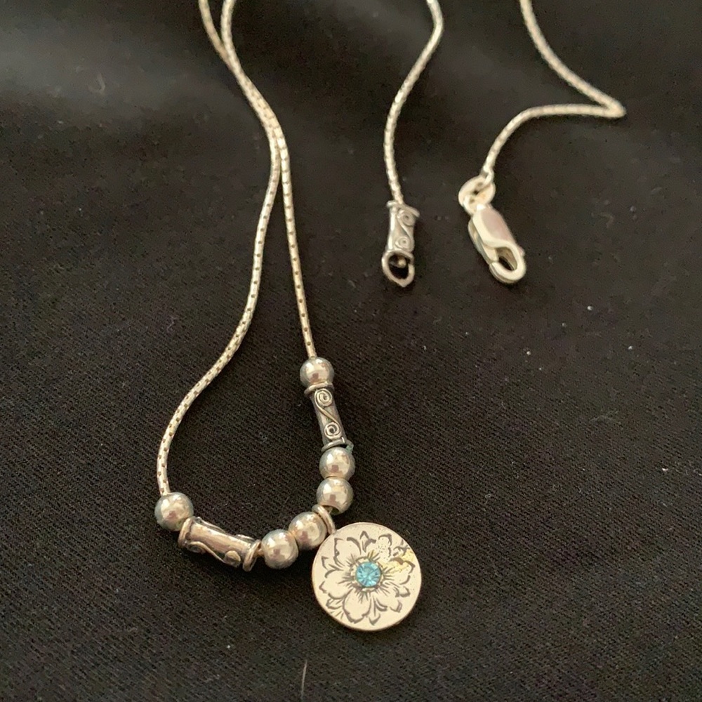 Beautiful silver necklace w lovely pendant &design